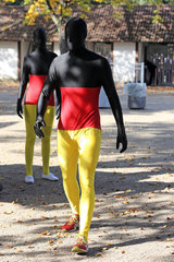 Hoppegarten  Deutschland  Menschen in Morphsuits in den Nationalfarben von Deutschland