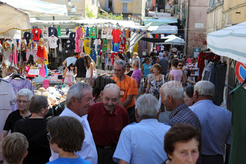 Acquapendente  Italien  Menschen auf einem Wochenmarkt