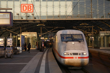 Berlin  Menschen steigen in einen ICE am Hauptbahnhof
