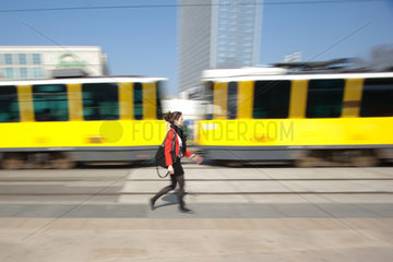 Berlin  Deutschland  Passantin vor einer Strassenbahn am Alexanderplatz