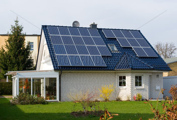 Velten  Deutschland  Solaranlage auf dem Dach eines Einfamilienhauses
