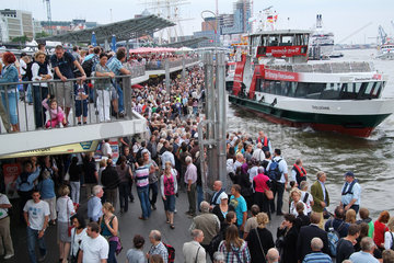 Hamburg  Deutschland  Menschenmenge auf den St. Pauli Landungsbruecken