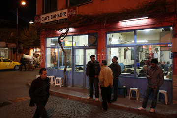 Istanbul  Tuerkei  Cafe fuer einheimische Maenner in Kumkapi