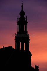 Dresden  Deutschland  Silhouette der katholischen Hofkirche vor dem Abendhimmel