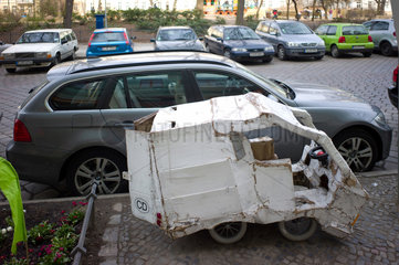 Berlin  Deutschland  altes kaputtes Spielauto am Strassenrand