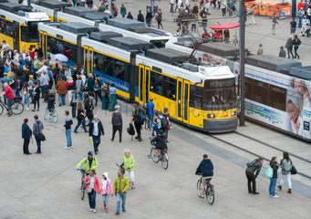 Berlin  Deutschland  Passanten und Strassenbahnen auf dem Alexanderplatz