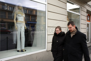Posen  Polen  ein Paar geht neben einem Schaufenster mit Hochzeitsmode vorbei
