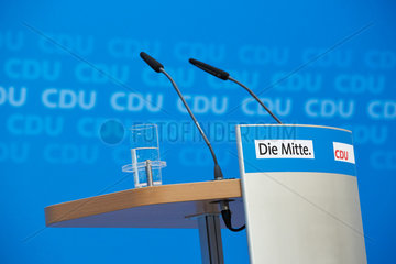 Berlin  Deutschland - Stehpult mit CDU-Logo vor blauer Wand.