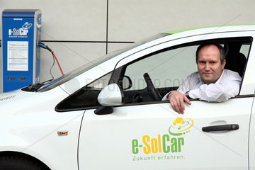 Cottbus  Deutschland  Dr. Maik Honscha  Vattenfall  in einem e-SolCar