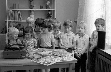 Berlin  DDR  Kinder hoeren im Kindergarten eine Langspielplatte
