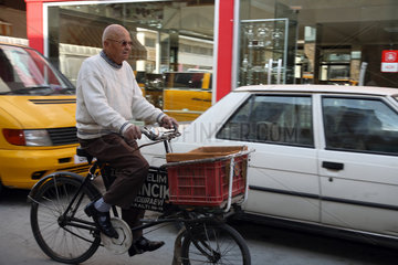 Nikosia  Tuerkische Republik Nordzypern  ein alter Mann auf dem Fahrrad in der Altstadt