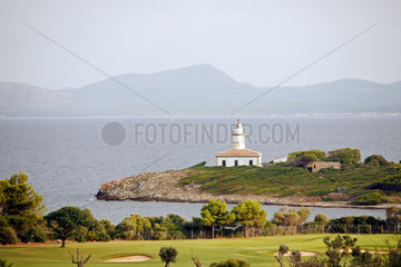 Alcudia  Mallorca  Spanien  Golfplatz Alcanada mit Leuchtturm