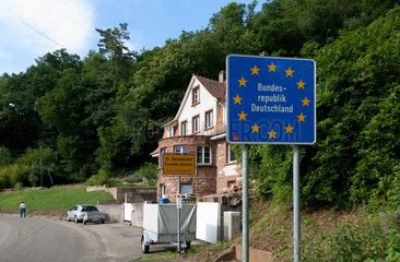St. Germanshof  Deutschland  Ortsschild und Staatsgrenze an der Grenze zu Frankreich