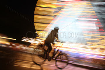Berlin  Deutschland  Fahrradfahrer vor einem Riesenrad