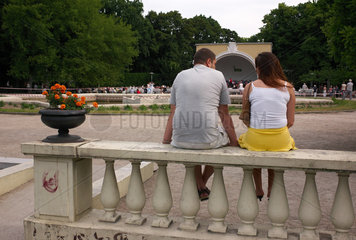 Posen  Polen  ein Paerchen sitzt auf einer Balustrade waehrend eines Konzertes