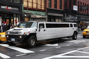 New York City  USA  Stretchwagen auf der Strasse