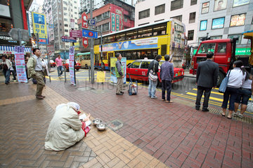 Hong Kong  China  Bettlerin auf einer Strasse