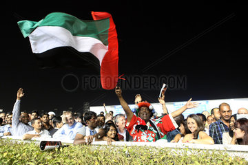 Dubai  Vereinigte Arabische Emirate  Mann schwenkt die Nationalflagge von Dubai