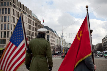 Berlin  Deutschland  Darsteller mit amerikanischer und russischer Uniform  Pariser Platz