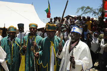 Mangudo  Aethiopien  aethiopische Priester bei der Einweihung der Schule in Mangudo
