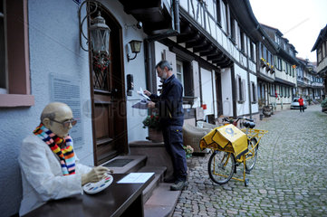 Gengenbach  Deutschland  Brieftraeger Heiner Mueller auf seiner Tour