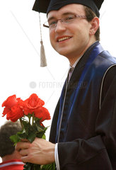 Bremen  Deutschland  ein Absolvent mit roten Rosen nach seiner Abschlussfeier