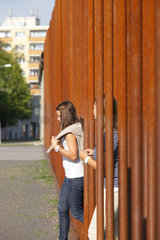 Berlin  Deutschland  Besucher an der Gedenkstaette Berliner Mauer