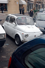 Oristano  Italien  Kleinwagen Fiat 500 ist in zweiter Reihe geparkt
