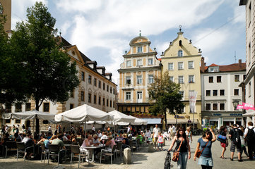 Regensburg  Deutschland  reges Treiben auf dem Kohlenmarkt in der Regensburger Altstad