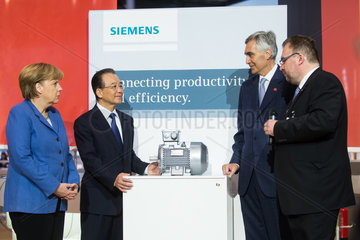 Hannover  Deutschland  Bundeskanzlerin Dr. Angela Merkel  CDU  und Wen Jiabao  Premierminister Chinas  am Stand der Siemens AG