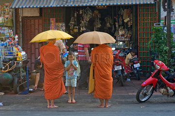 Phnom Penh  Kambodscha  ein Maedchen betet vor buddhistischen Moenchen