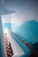 Chefchaouen  Marokko  ein Treppenhaus in den typischen Farben blau und weiss