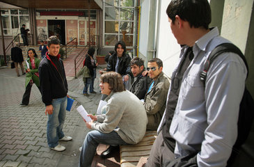Istanbul  Tuerkei  Studentengruppe auf dem Campus der Universitaet Istanbul