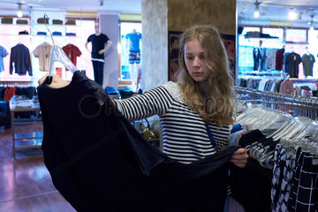 Berlin  Deutschland  ein Teenie beim Shoppen