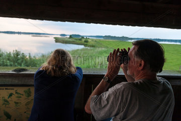 Glave  Deutschland  Menschen auf dem Aussichtsturm am Suedufer des Krakower Obersees