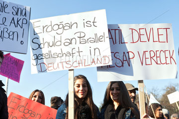 Berlin  Deutschland  Proteste gegen den Besuch des tuerk. Ministerpraesidenten Recep Tayyip Erdogan
