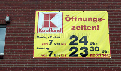Berlin  Deutschland  Oeffnungszeiten des Supermarktes Kaufland
