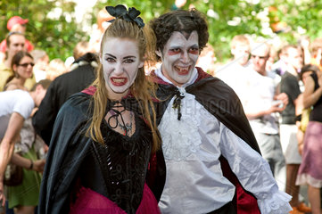 Berlin  Deutschland  ein als Vampire verkleidetes Paar auf dem Karneval der Kulturen