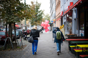 Berlin  Deutschland  zwei junge Frauen mit Herzluftballons