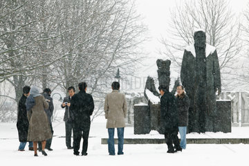 Berlin  Deutschland  Touristen an Marx-Engels-Denkmal im Schnee