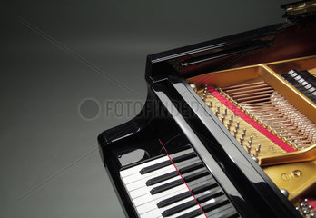 Ein Klavier mit offenem Deckel und sichtbarem Spielwerk