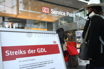 Berlin  Deutschland  Infoschild zum Streik der GDL
