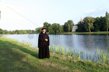 Woerlitz  Deutschland  Luther-Darsteller Bernhard Naumann im Woerlitzer Park