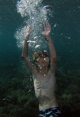 Alicudi  Italien  Junge beim Schnorcheln im Meer