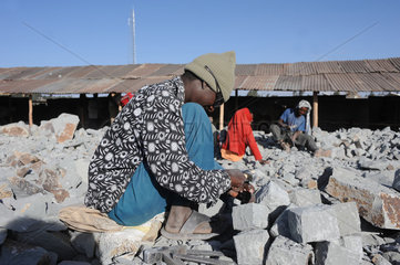 Mangudo  Aethiopien  ein Mann bearbeitet Steine fuer den Strassenbau