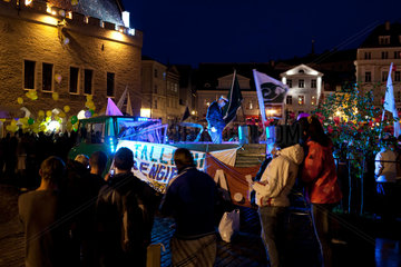 Tallinn  Estland  Studentenfest auf dem Tallinner Marktplatz