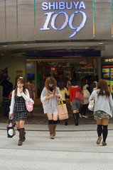 Tokio  Japan  Eingang des Modekaufhauses fuer Maedchen Shibuya 109