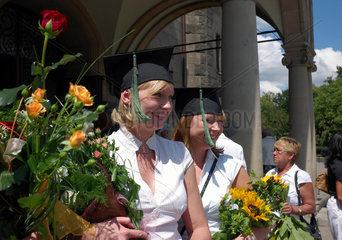 Posen  Polen  Studentinnen der Adam-Mickiewicz-Universitaet nach der Abschlussfeier
