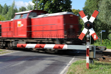 Zossen  Deutschland  ein Gueterzug faehrt an einem Bahnuebergang durch