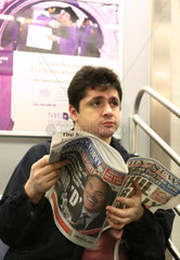 New York City  USA  U-Bahngast mit Zeitung